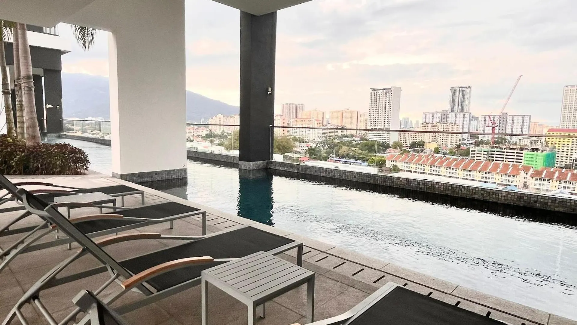 Апарт-отель Georgetown Childroom Seaview & Cityview Infinity Pool With 2 Carpark Jelutong